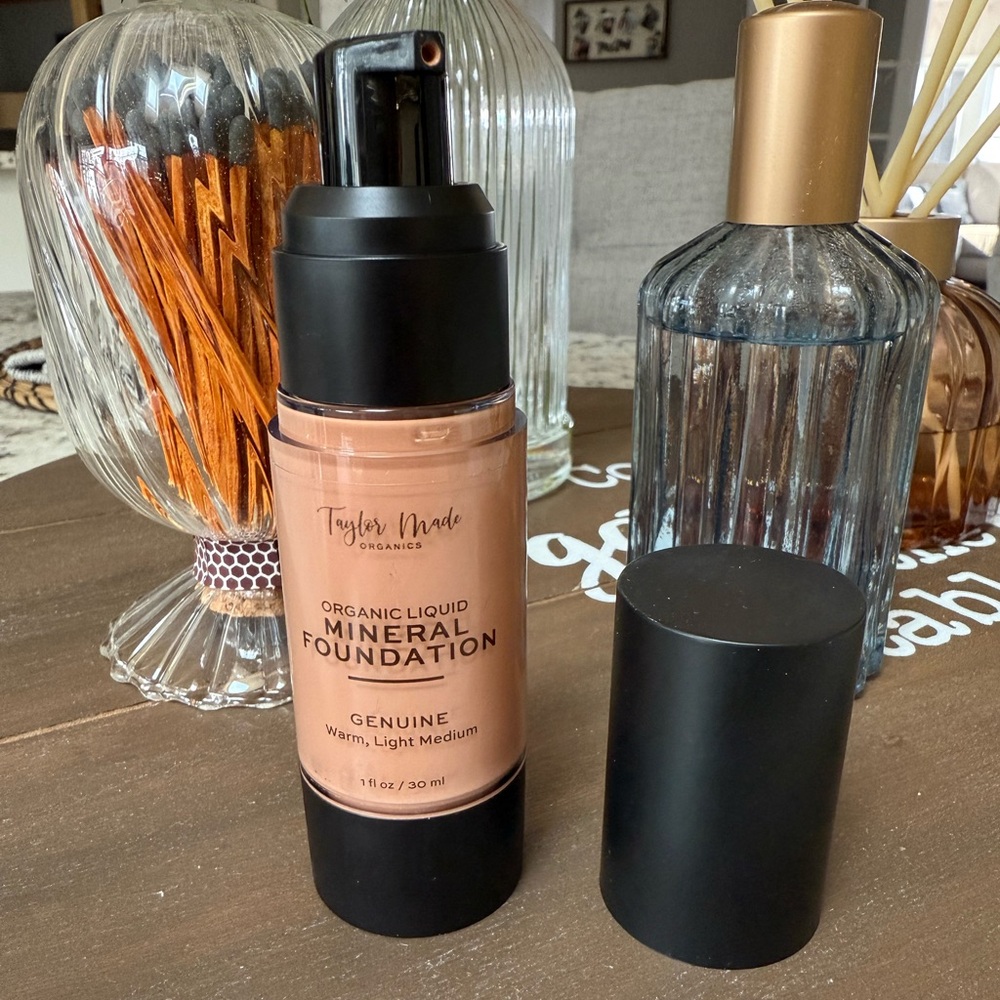 TaylorMade Organic Liquid Mineral Foundation - Warm Light Medium